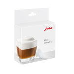 JURA WiFi Connect V2 (24323) – biely obal s logom JURA a obrázkom kávy a malého bieleho Wi‑Fi adaptéra