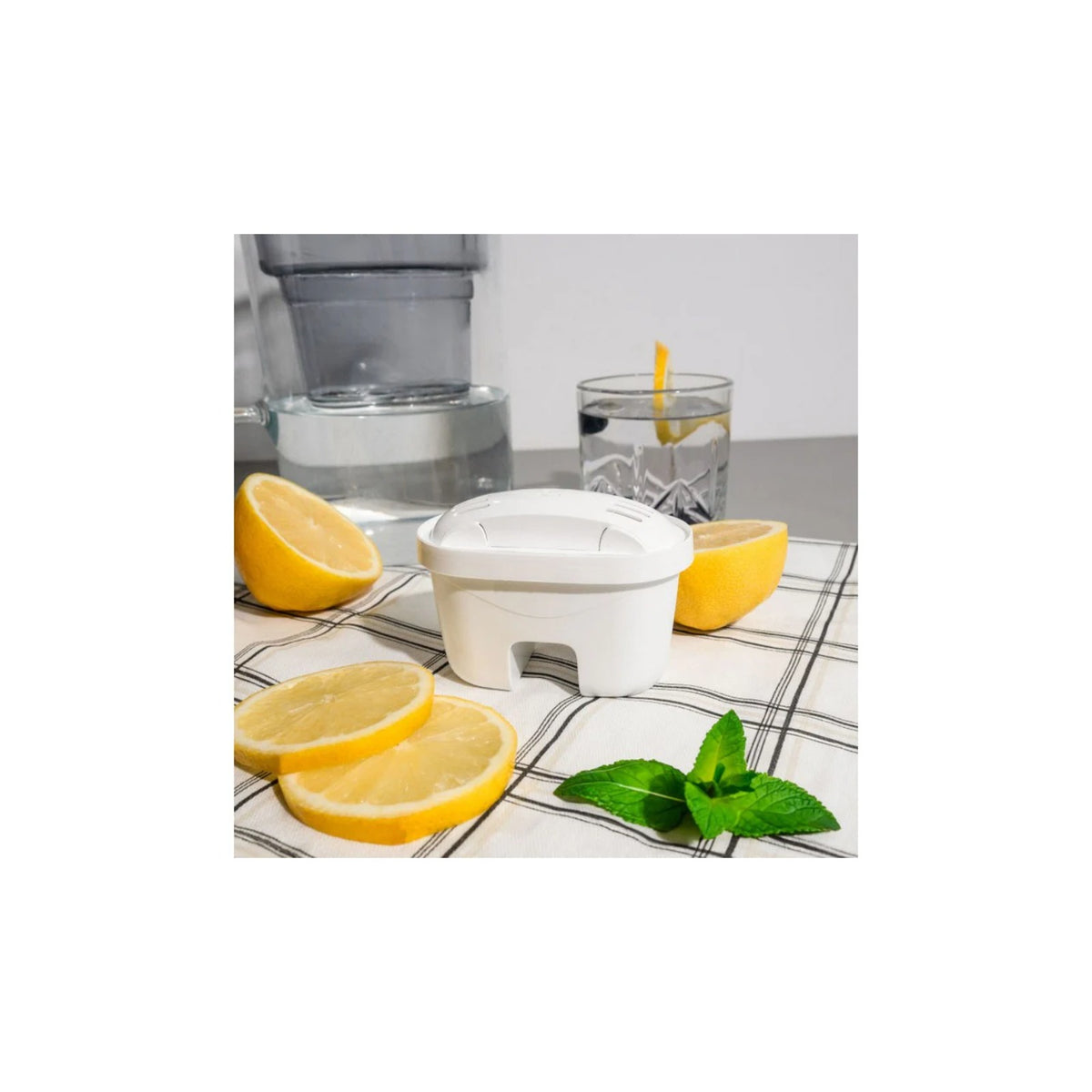 Aquafloow FlowFlux filtračná patróna do kanvice (náhrada Brita Maxtra/Maxtra+) biela patróna pred kanvicou s polovicami citróna