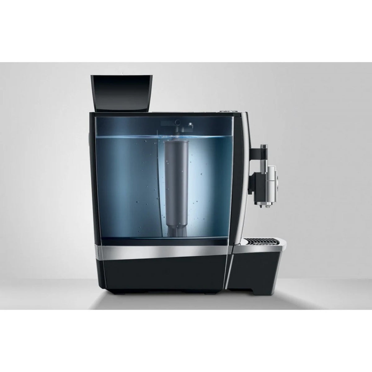 JURA Filtračná patróna CLARIS PRO SMART Maxi 750 l (24146) zobrazená vo vnútri zásobníka vody kávovaru, kovová vložka v strede