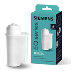 Biela filtračná patróna Brita Intenza vedľa tyrkysového obalu Siemens EQ series s nápisom BRITA