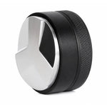 Distributor a zarovnávač kávy v páke 51 mm — kovová predná doska s tromi výrezmi a čierne vroubkované telo
